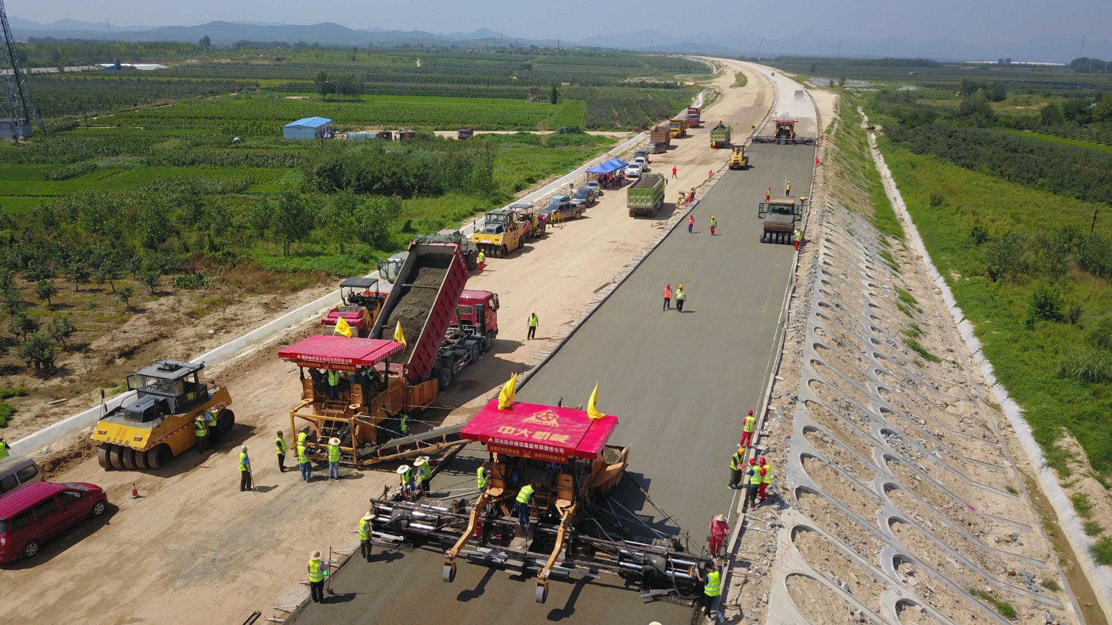 山東文萊高速雙機(jī)組同步快速連鋪連壓初凝期內(nèi)一次整體成型施工